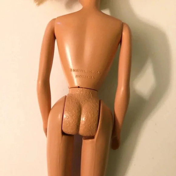 Vintage Barbie Doll Mattel Twist and Turn Bendable Knees Indonesia Style  Doll - Picture 10 of 16